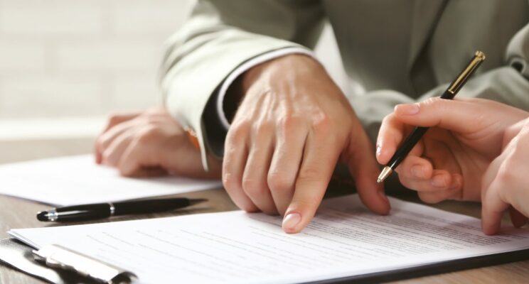 المادة الثامنة من نظام العمل السعودي