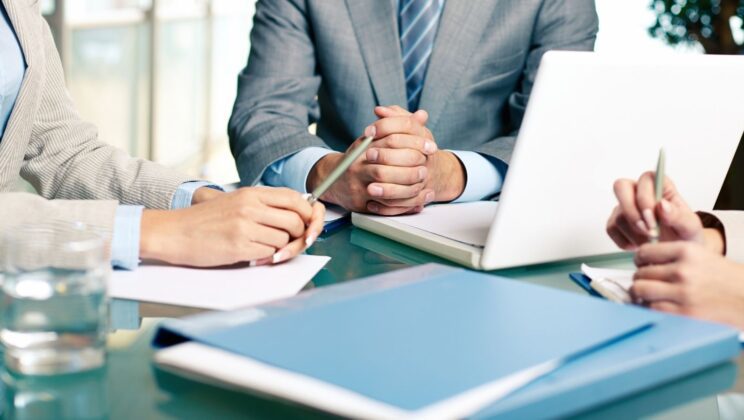 رقم التبليغ عن مخالفي نظام العمل السعودي وتقديم شكوى عمالية