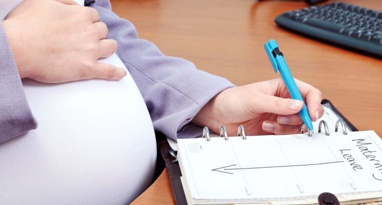 منح إجازة وضع للمرأة