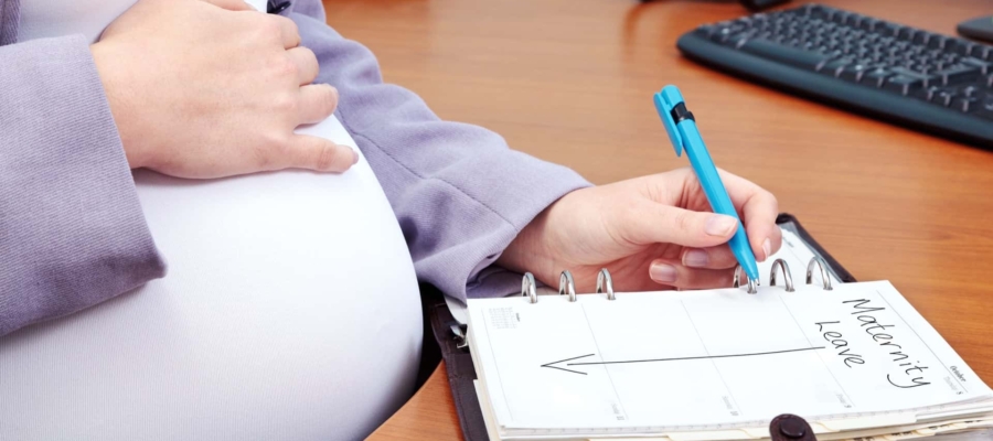 منح إجازة وضع للمرأة